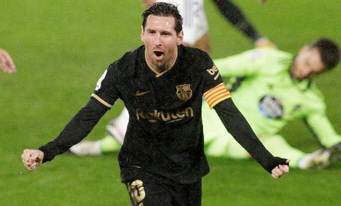 Messi chia vui sau quả tạt khiến cầu thủ Celta Vigo phản lưới, trong chiến thắng ở vòng 2 La Liga. Ảnh: Reuters.