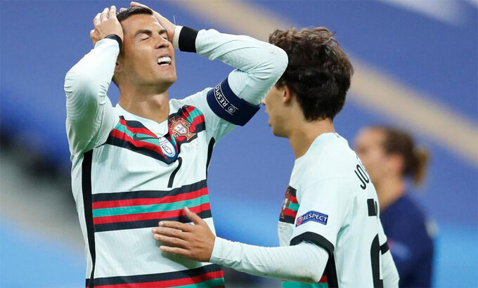 Ronaldo chơi hai trận của tuyển Bồ Đào Nha, ngay trước khi bị công bố dương tính. Ảnh: Reuters.