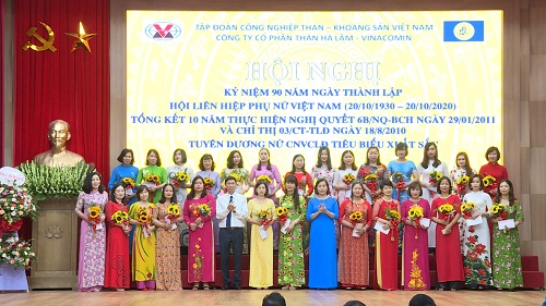 Công ty CP Than Hà Lầm khen thưởng các nữ công nhân viên lao động có thành tích xuất sắc.