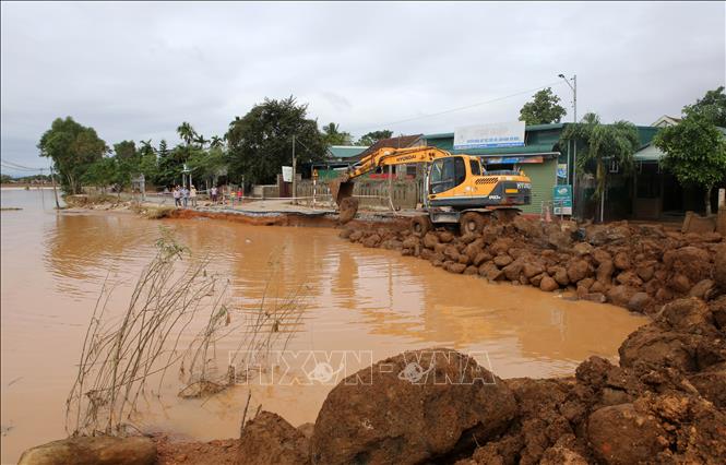 Khắc phục phần đường bị xói lở do mưa lũ tại Quảng Trị. Ảnh: Hồ Cầu/TTXVN
