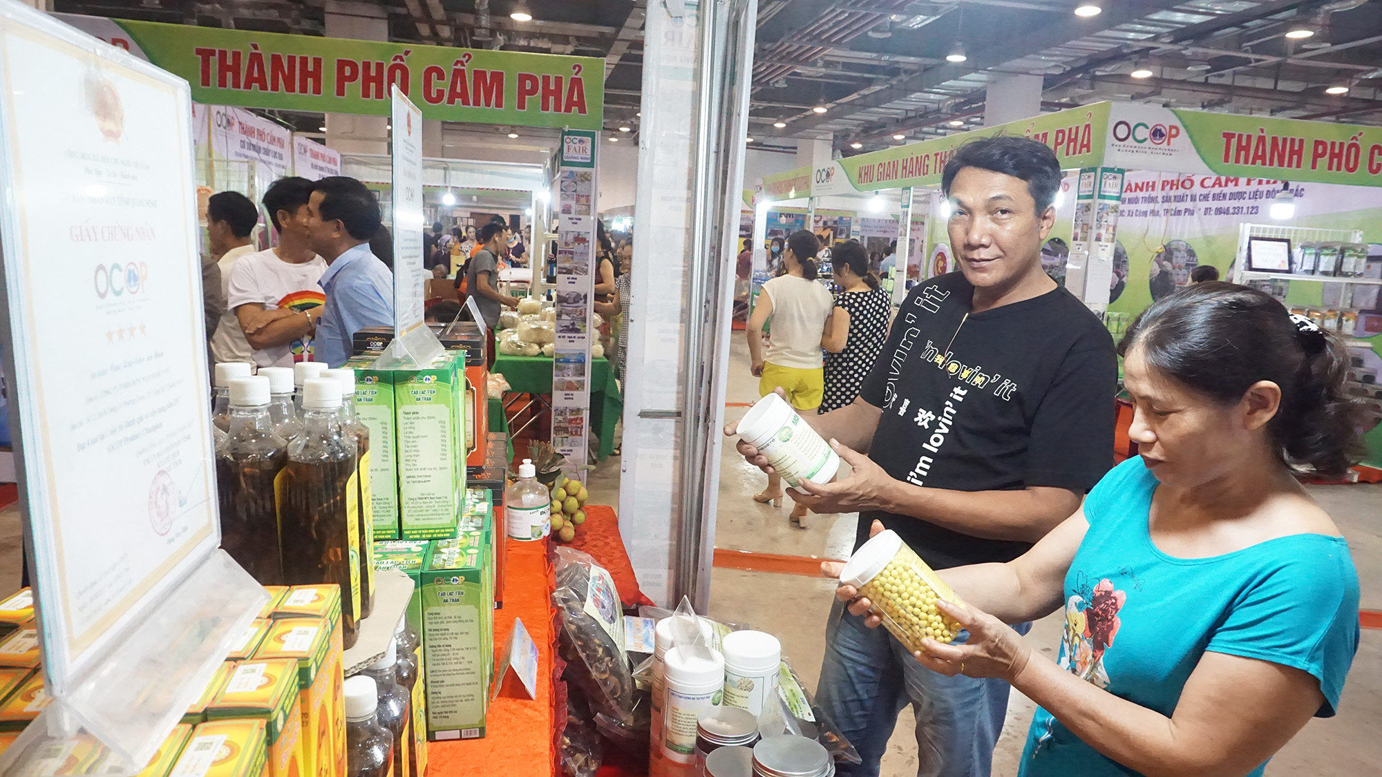 Người dân đến mua sắm sản phẩm tại Hộ chợ OCOP Quảng Ninh - Hè 2020.