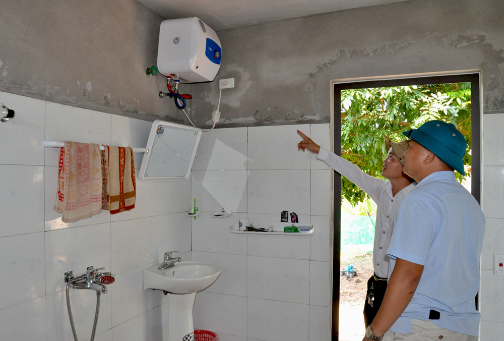 Nhờ sự hỗ trợ từ các sở, ban, ngành, doanh nghiệp của tỉnh, của huyện, nhiểu gia đình ở bản Cấu Phùng, xã Quảng Sơn đã có công trình phụ hợp vệ sinh.