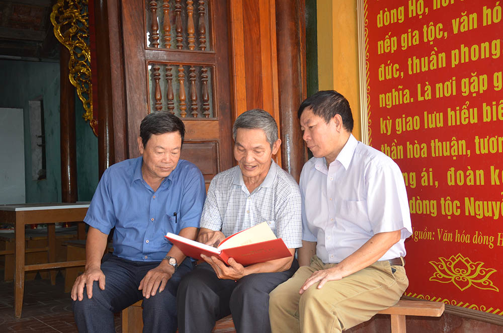 Ông Nguyễn Văn Quế (ngồi giữa), Trưởng tộc họ Nguyễn Văn, phường Cộng Hòa, TX Quảng Yên, giới thiệu truyền thống gia tộc cho cán bộ phường, khu trên địa bàn.
