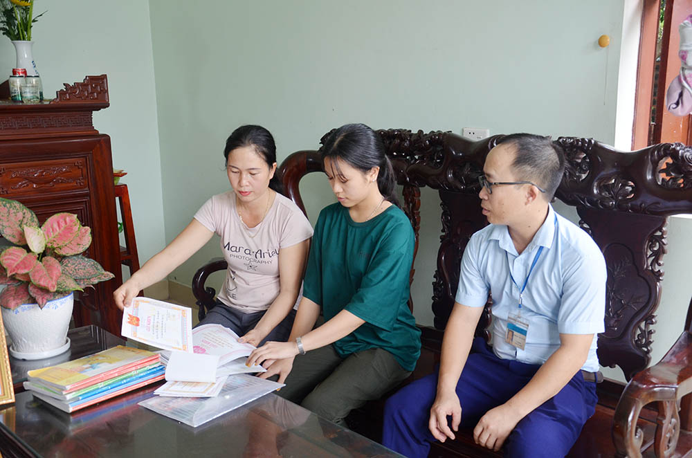 Cán bộ phường Đông Mai, TX Quảng Yên (ngoài cùng bên phải) tới thăm gia đình chị Vũ Thị Hồng (ngoài cùng bên trái) - một gia đình hiếu học trên địa bàn phường.