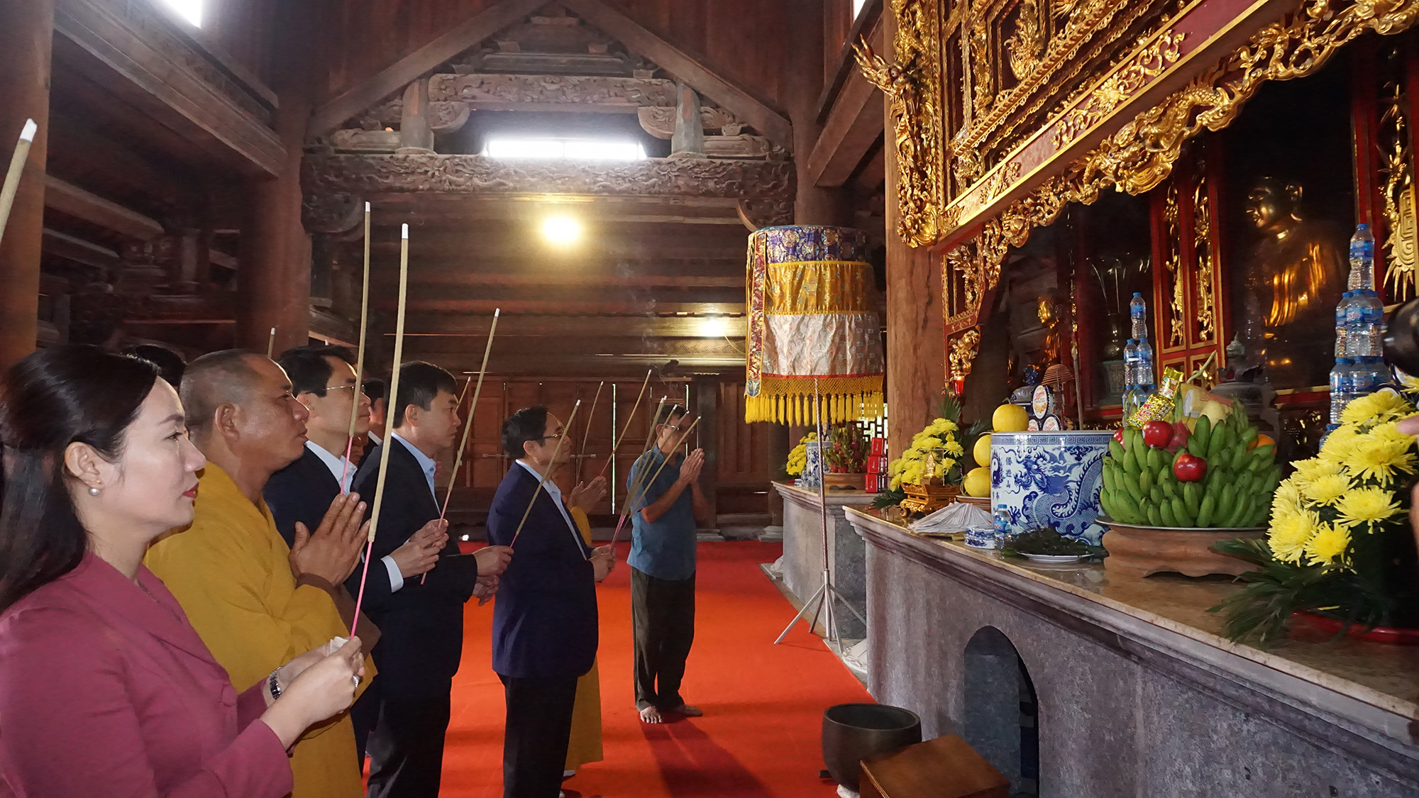 đồn chí Phạm Minh Chính cùng các đại biểu tới thăm chùa Quỳnh.