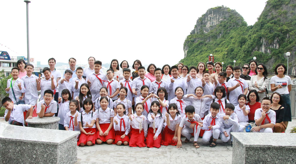 Phụ huynh và học sinh trường Tiểu học Quang ảung tham gia chuyến đi chụp ảnh lưu niệm tại vịnh Hạ Long.