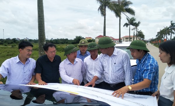 Lãnh đạo TP Móng Cái tham gia đoàn công tác của lãnh đạo tỉnh kiểm tra tiến độ GPMB cao tốc Vân Đồn - Móng Cái, tháng 7/2020. Ảnh: Trung tâm TT&VH Móng Cái.