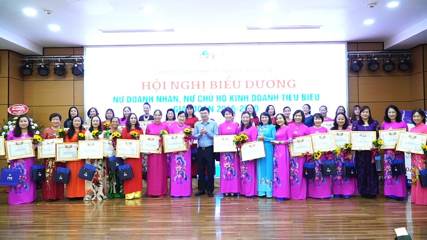 Đồng chí Ngô Hoàng Ngân, Phó Bí thư Thường trực Tỉnh ủy, trao bằng khen cho 34 nữ doanh nhân nữ, chủ hộ kinh doanh tiêu biểu có thành tích xuất sắc trong thi đua phát triển kinh tế và phong trào phụ nữ giai đoạn 2016 - 2020.