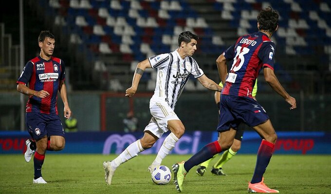 Morata trong vòng vây hậu vệ Crotone. Ảnh: JFC.