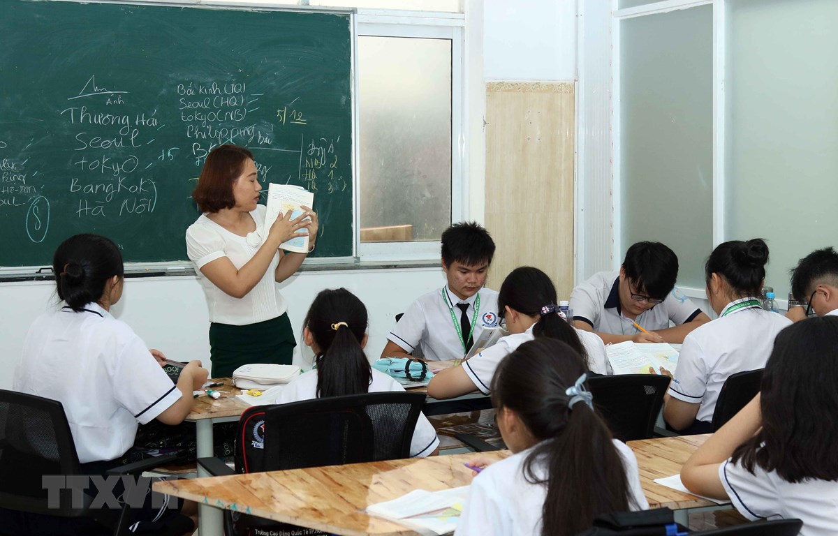 Học sinh hệ 9+ cao đẳng trường Cao đẳng quốc tế thành phố Hồ Chí Minh trong giờ học văn hóa. (Ảnh: Thu Hoài/TTXVN)