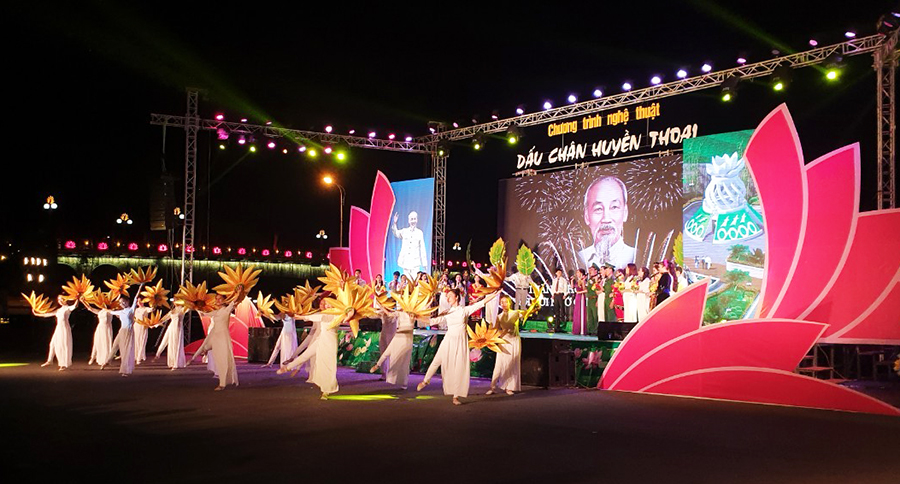 Màn biểu diễn của Đoàn Nghệ thuật tỉnh Quảng Ninh trong chương trình nghệ thuật khánh thành Nhà lưu niệm Bác Hồ dừng chân tại cửa khẩu Bắc Luân năm 2019.