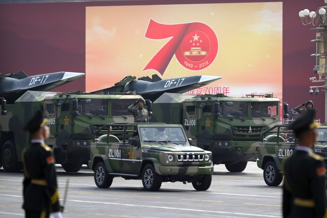 Tên lửa DF-17 tại lễ duyệt binh của Trung Quốc năm 2019. (Ảnh: AP)