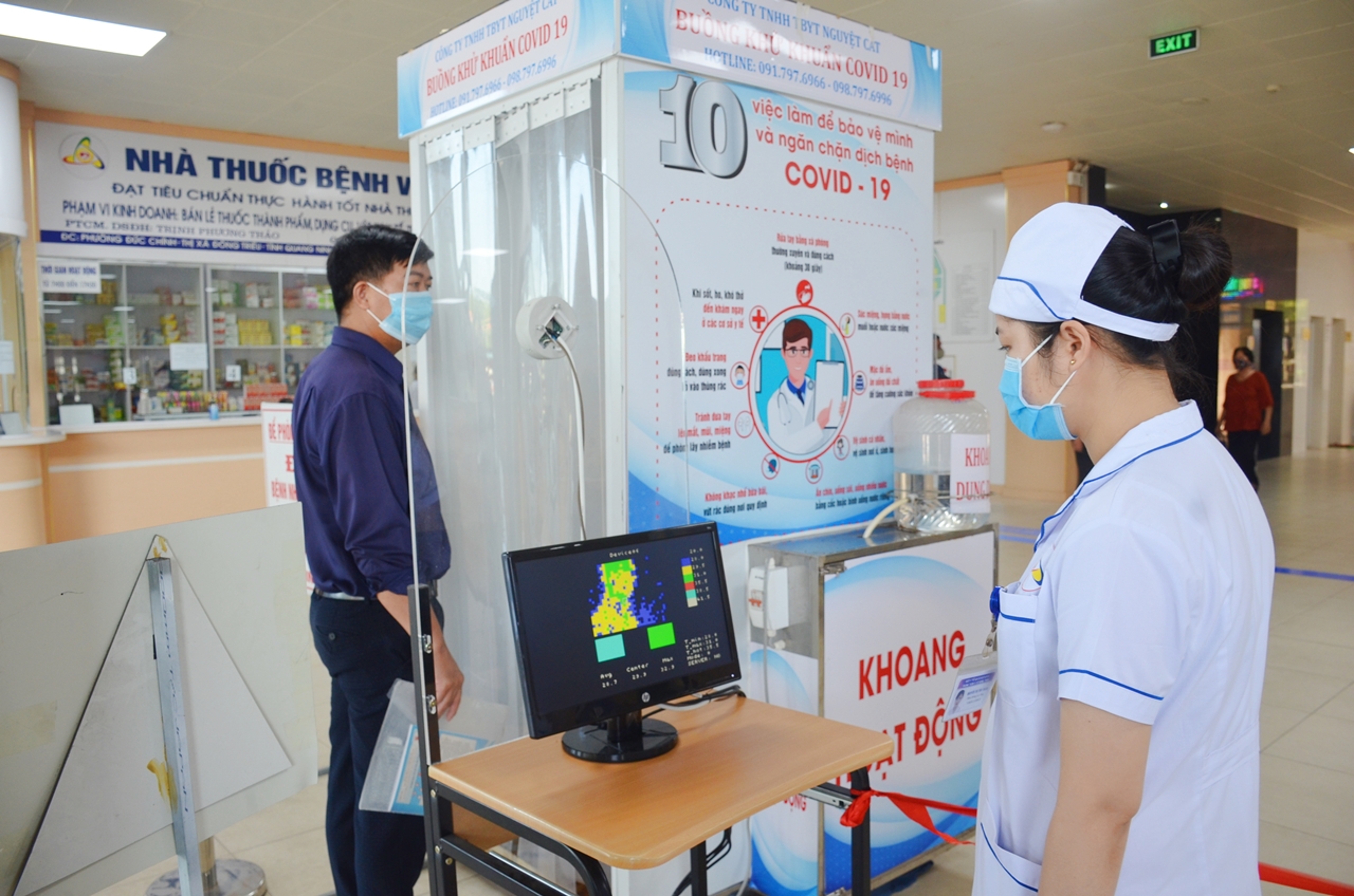 Kiểm tra thân nhiệt cho người dân tại Trung tâm Y tế TX Đông Triều.