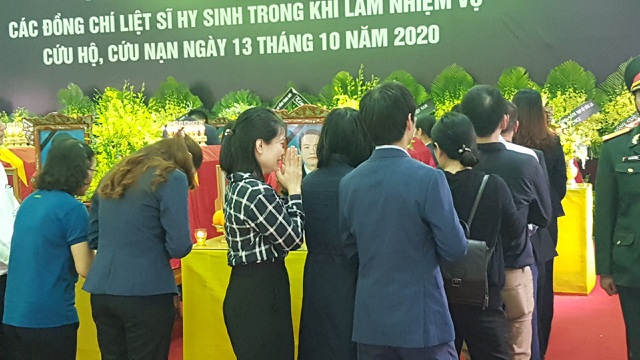 Cán bộ, người dân Thừa Thiên Huế khóc nức nở khi đi qua linh cửu ông Nguyễn Văn Bình, Chủ tịch UBND huyện Phong Điền.
