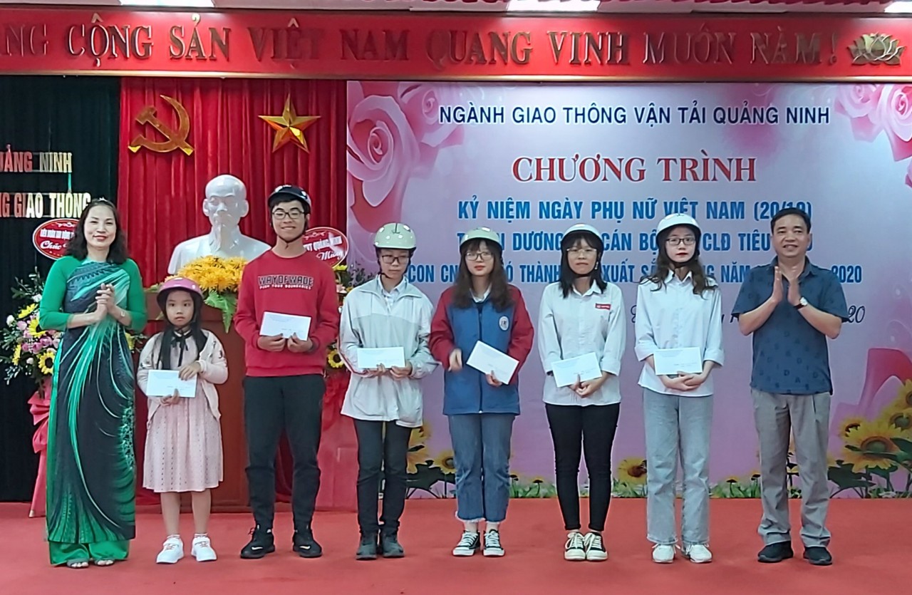 Lãnh đạo Sở GTVT khen thưởng cho con CNVCLĐ đạt danh hiệu học sinh giỏi cấp tỉnh.