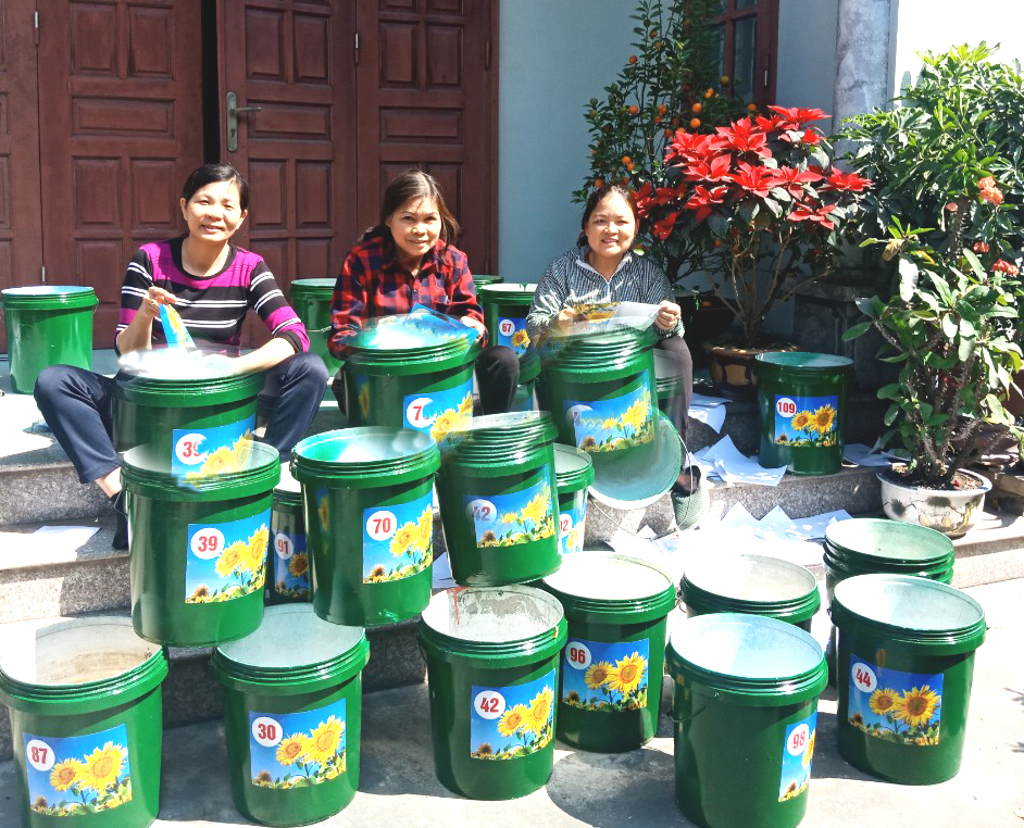 Bà Đinh Thị Loan (bên phải) với các mẫu thùng rác thân thiện môi trường đầu tiên ở TP Cẩm Phả