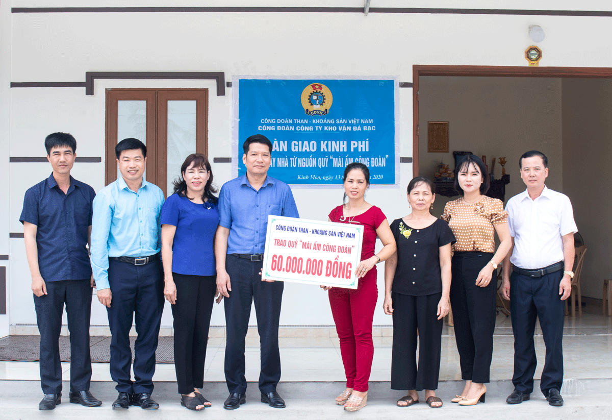 Lãnh đạo Công đoàn TKV trao hỗ trợ Mái ấm công đoàn cho chị Đỗ Thị Bích.