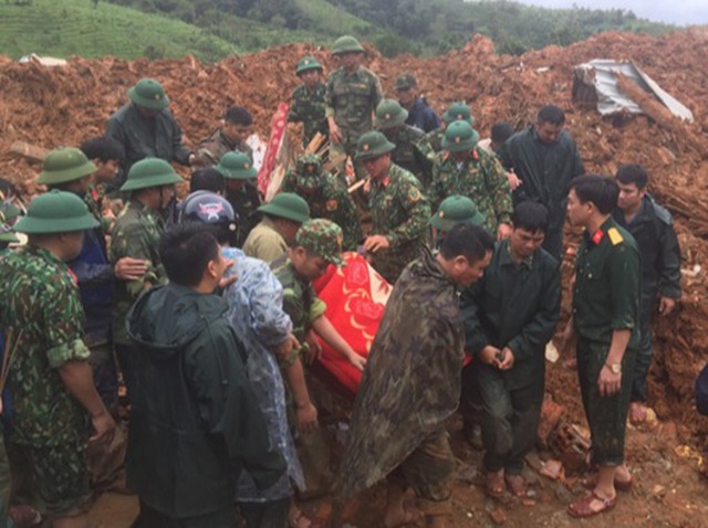 Lực lượng cứu hộ đưa những nạn nhân tìm thấy được ra khỏi đống đổ nát.