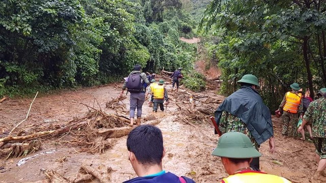 Hiện nay mưa lớn, núi tiếp tụt sụt lở, công việc cứu hộ, cứu nạn gặp rất nhiều nguy hiểm.
