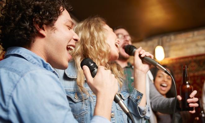 Các bác sĩ cảnh báo hát tông giọng cao so với khả năng là thói quen tiềm ẩn nhiều nguy hiểm. (Ảnh: Shutterstock)