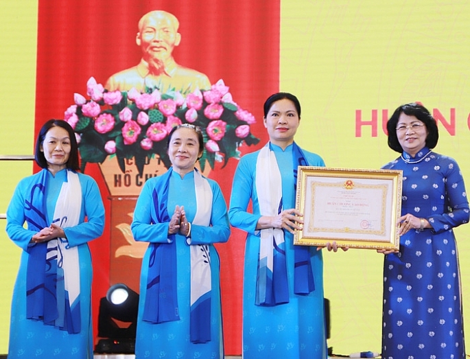Phó Chủ tịch nước Đặng Thị Ngọc Thịnh trao Huân chương Lao động Hạng nhất cho Hội LHPN Việt Nam.