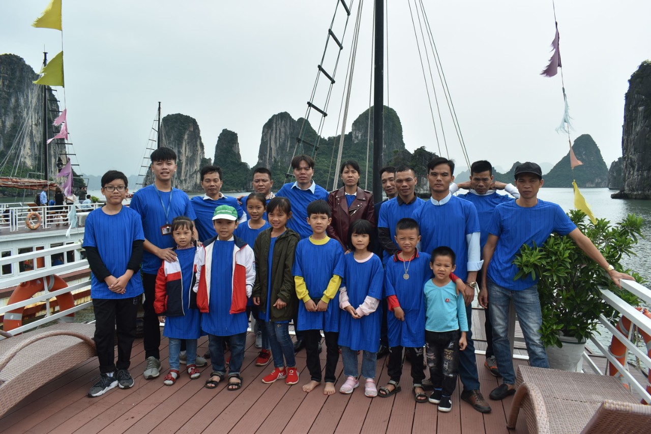 Thợ mỏ Công ty CP Than Mông Dương cùng gia đình tham quan Vịnh Hạ Long.