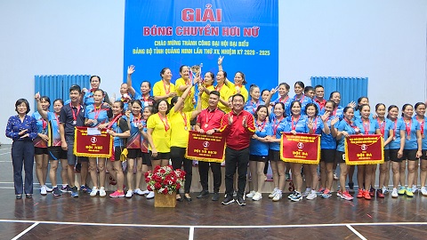 Ban Tổ chức trao giải cho các đội thi