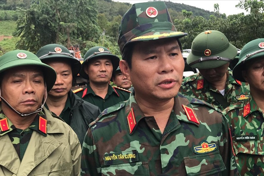 Trung tướng Nguyễn Tân Cương, Thứ trưởng Bộ Quốc phòng chỉ đạo công tác cứu hộ tại huyện Hướng Hóa. Ảnh: HT.