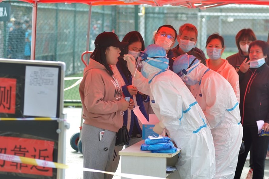 Xét nghiệm COVID-19 ở Thanh Đảo, Trung Quốc, sau khi phát hiện ca lây nhiễm cộng đồng. Ảnh: Reuters.