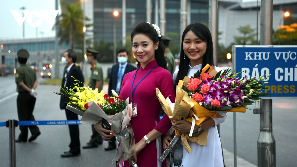 Hai thiếu nữ xinh đẹp trong trang phục áo dài truyền thống Việt Nam sẽ tặng hoa Thủ tướng Suga Yoshihide và Phu nhân khi họ đặt chân xuống sân bay Nội Bài.