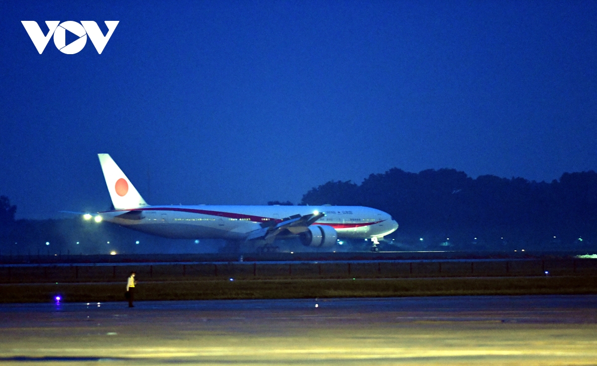 Đúng 18h00, chuyên cơ chở Thủ tướng Nhật Bản và Phu nhân cùng đoàn cấp cao Nhật Bản thăm chính thức Việt Nam đã hạ cánh xuống sân bay quốc tế Nội Bài.