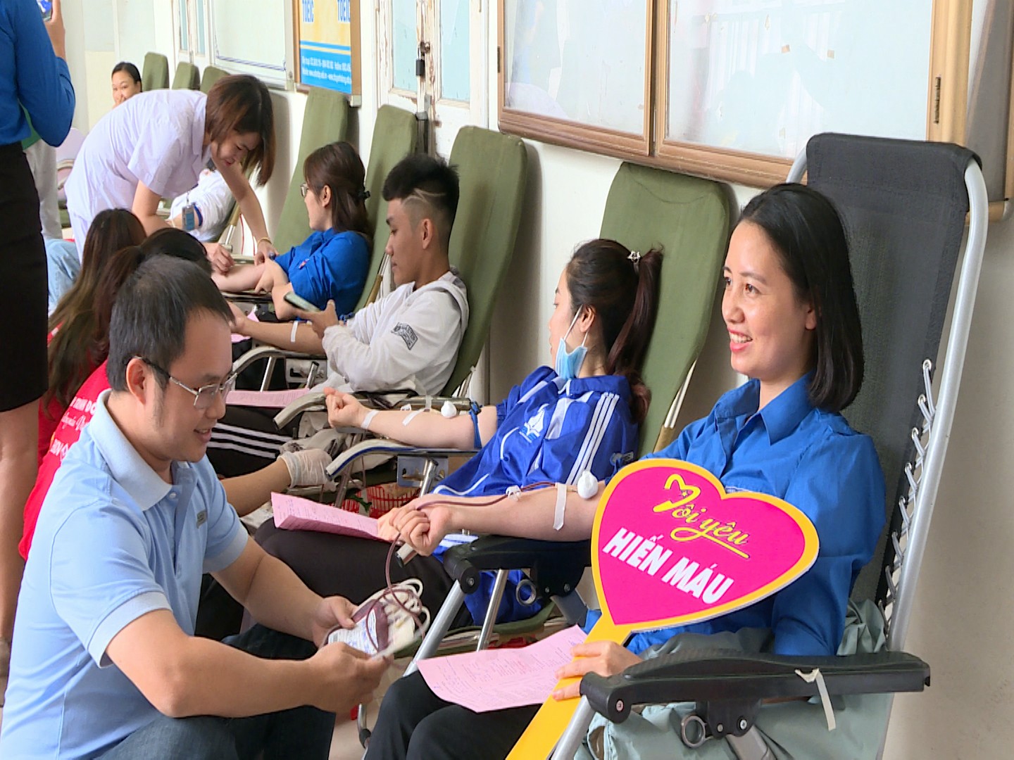 Các ĐVTN tham gia hiến máu tình nguyện tại chương trình.