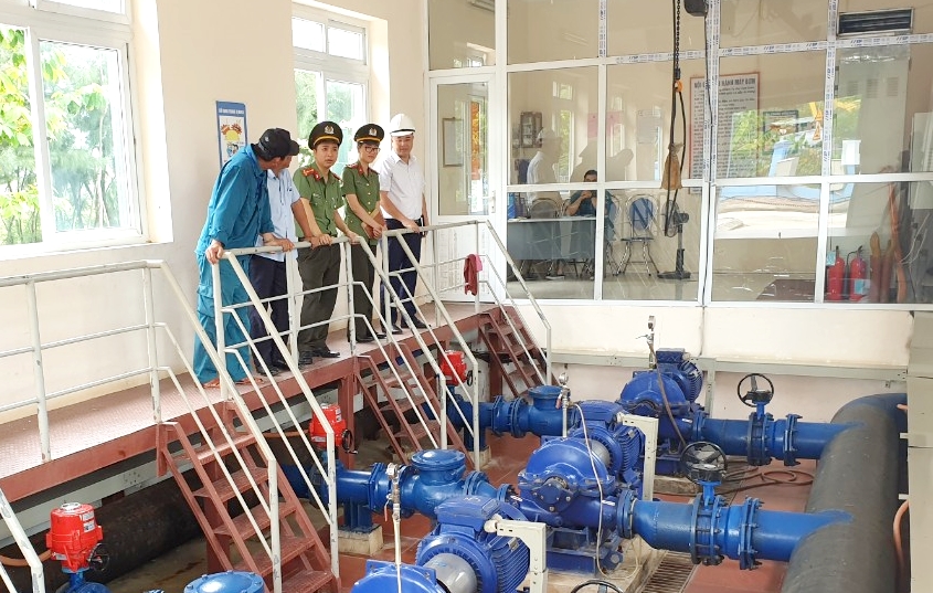 Cán bộ phòng An ninh Kinh tế (Công an tỉnh) kiểm tra hoạt động sản xuất cấp nước của Công ty CP Nước sạch Quảng Ninh.