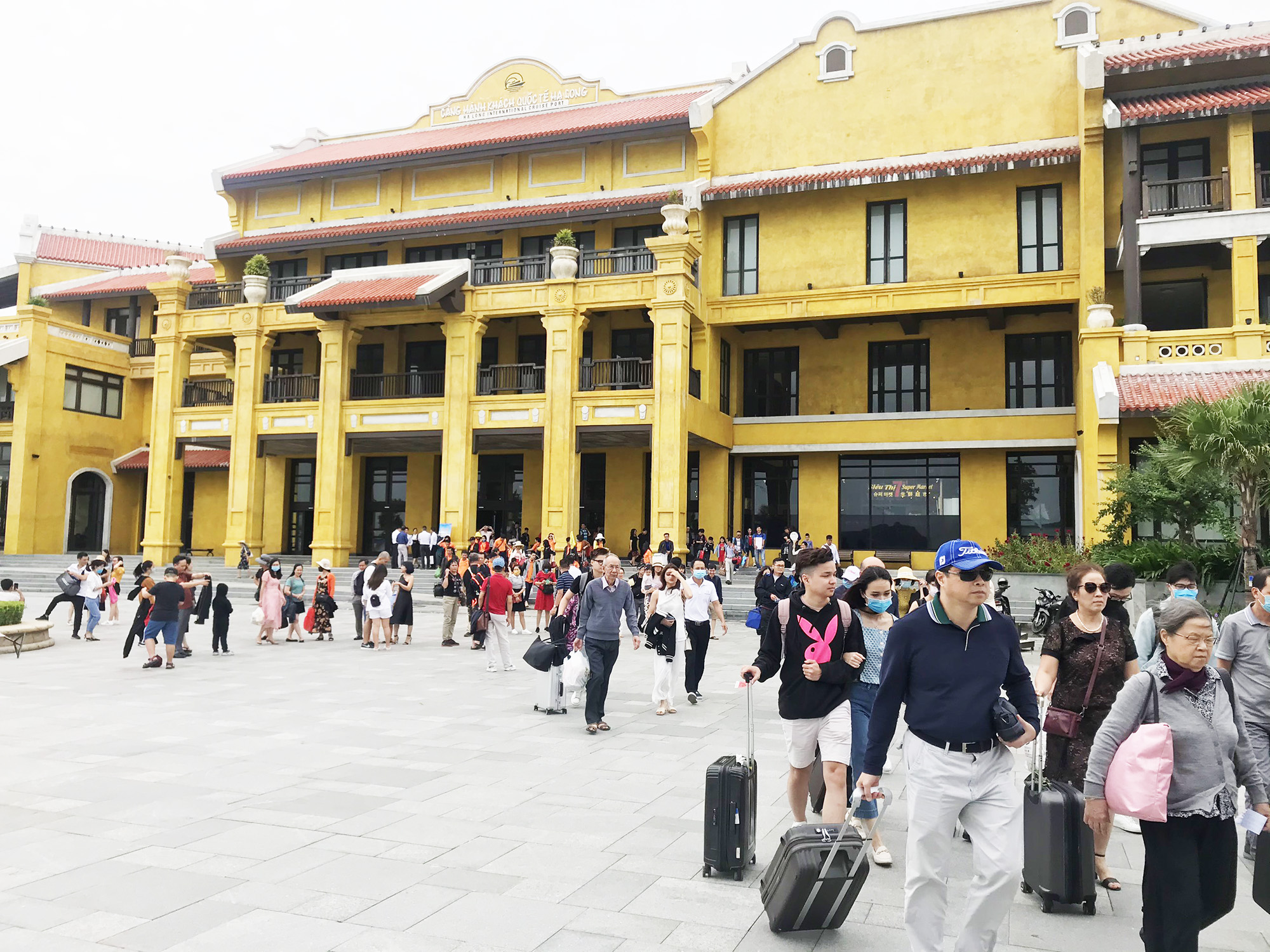 Hai ngày cuối tuần Quảng Ninh đã đón khoảng 16.800 lượt khách tham quan