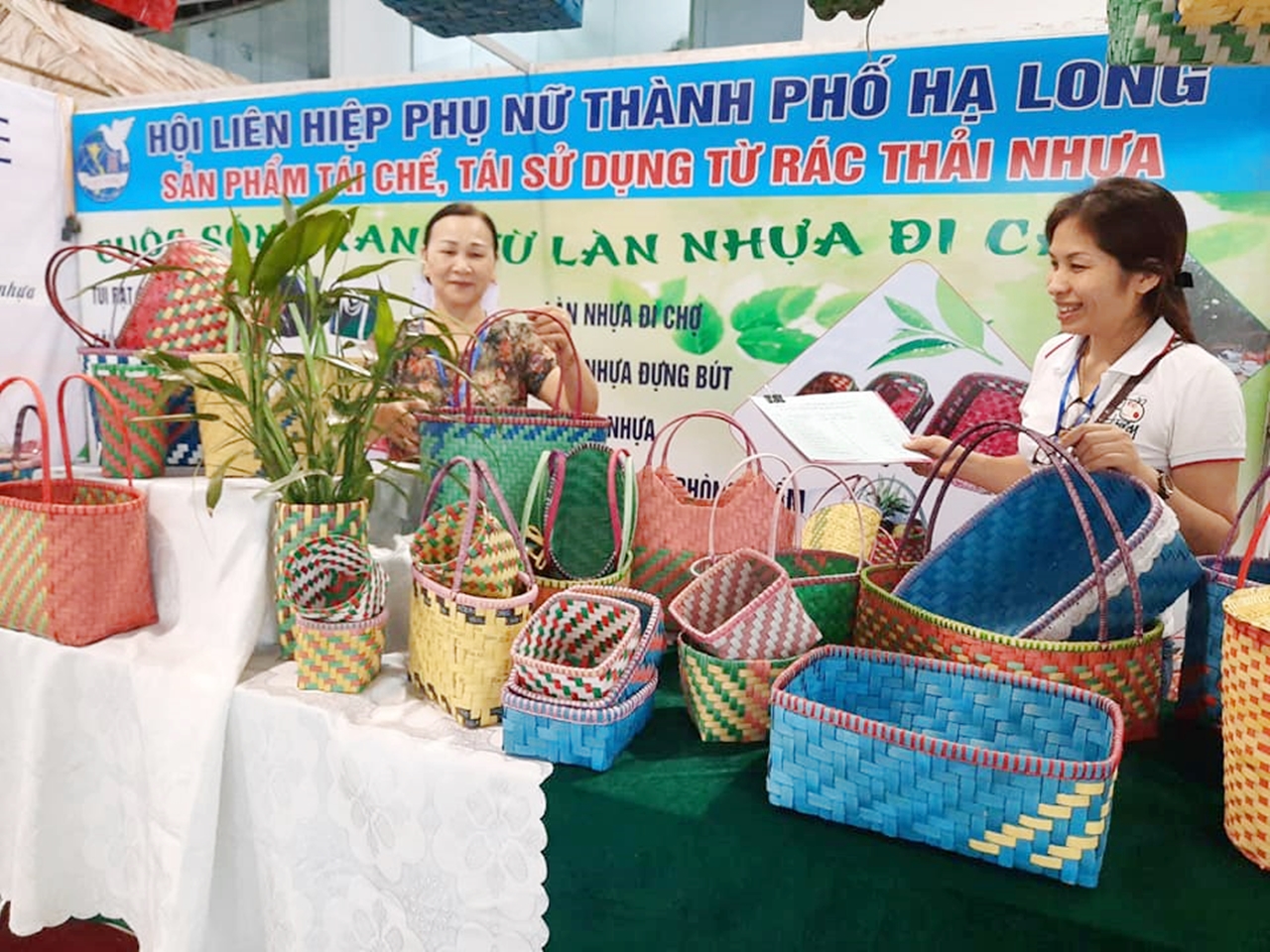 Các sản phẩm làn nhựa tái chế được bày bán tại Hội chợ OCOP Quảng Ninh - Hè 2020.