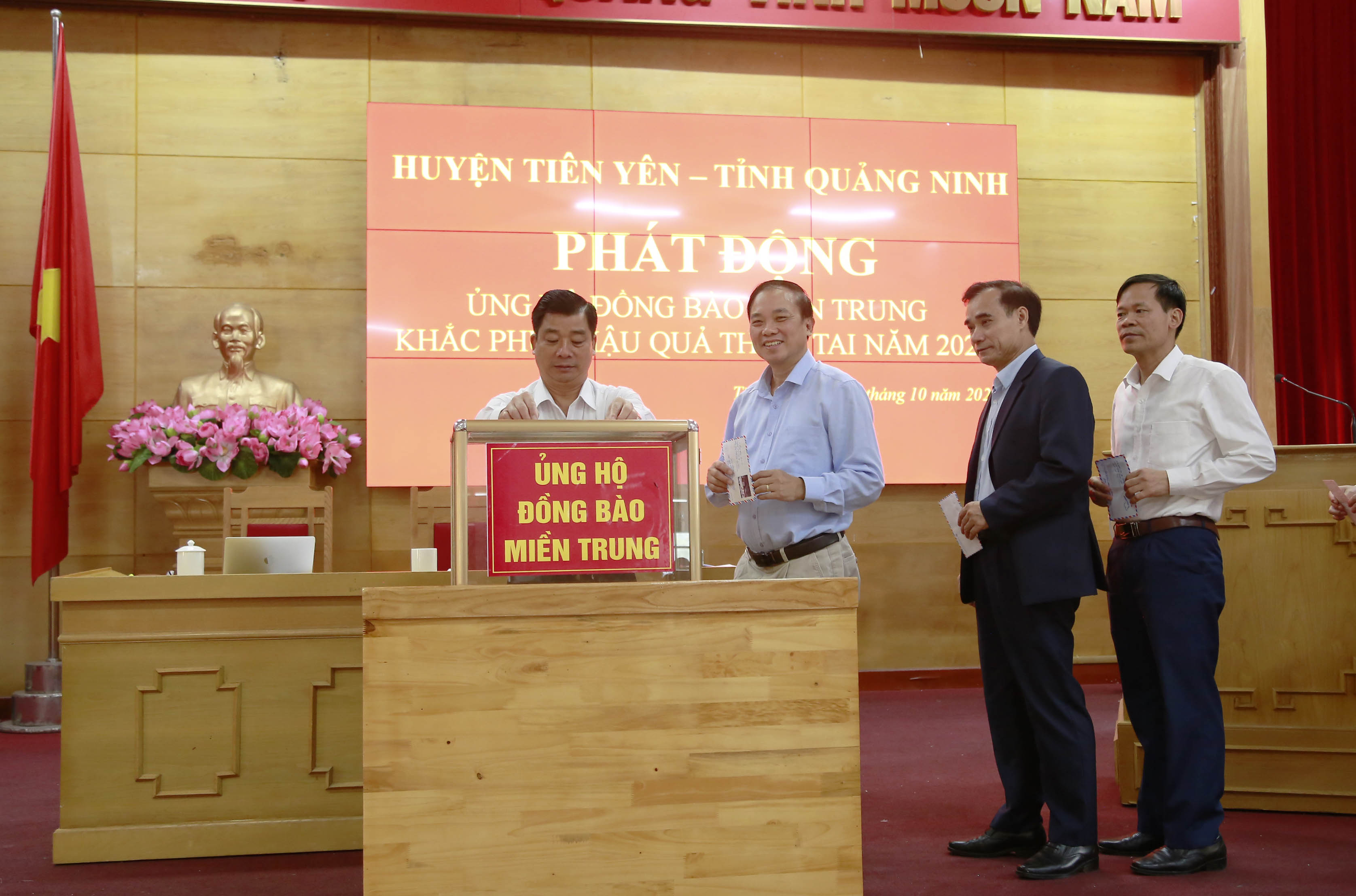 Các đồng chí lãnh đạo huyện Tiên Yên tham gia quyên góp ủng hộ đồng bào miền Trung bị lũ lụt