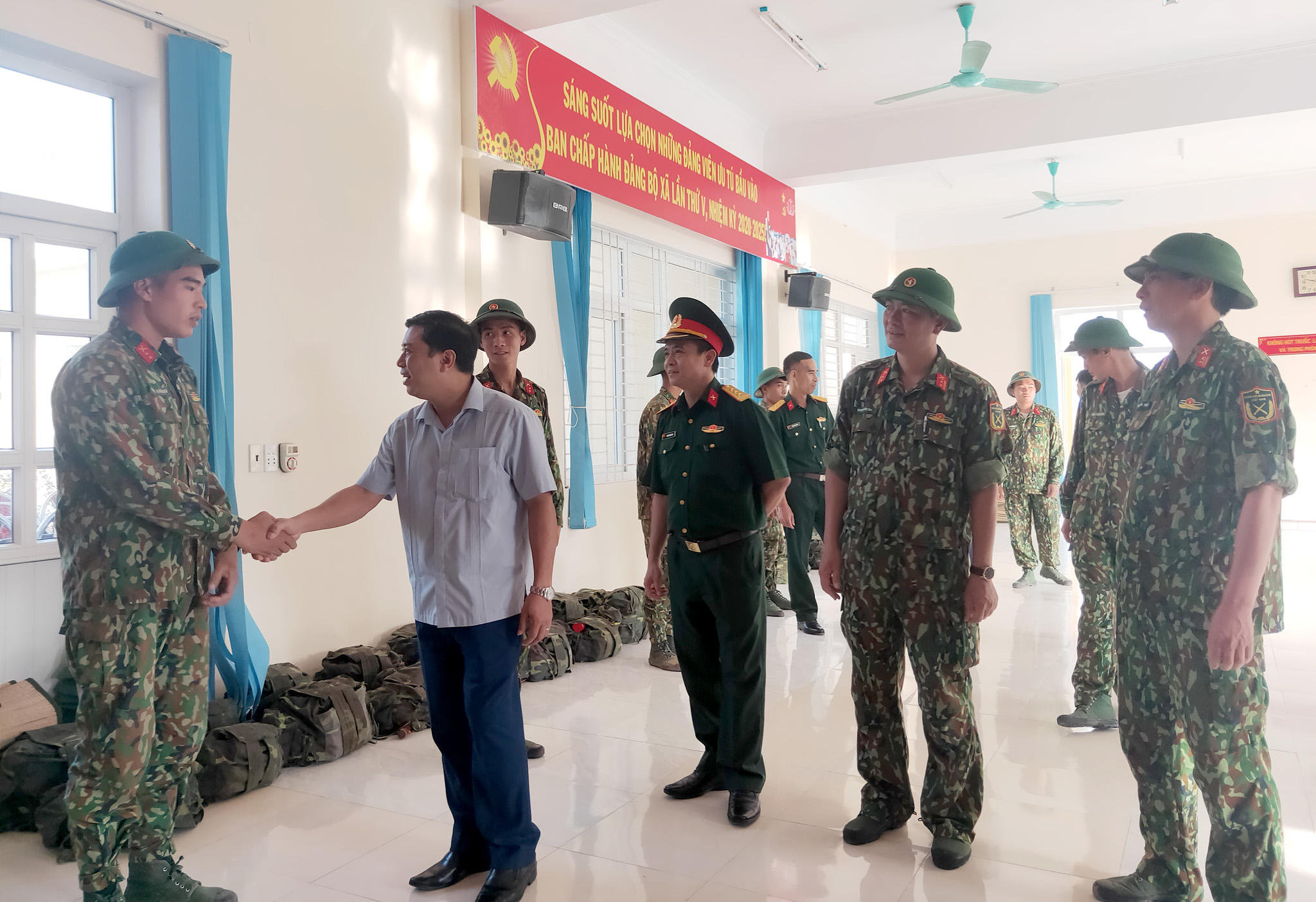 Đồng chí Bùi Văn Lưu thăm, động viên cán bộ, chiến sĩ Trung đoàn 43 - Sư đoàn 395 làm công tác dân vận tại Ba Chẽ.