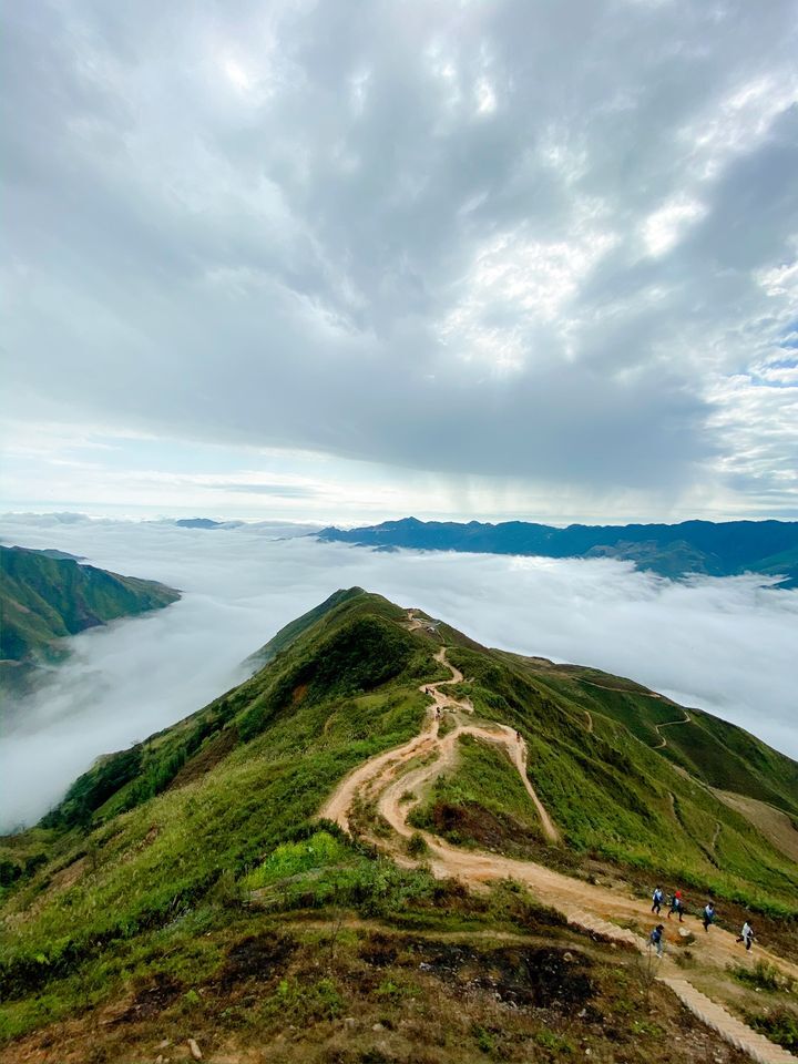 Đỉnh Tà Xùa cao 2.865 m là nơi giáp ranh hai huyện Trạm Tấu (Yên Bái) và Bắc Yên (Sơn La), là một trong những đỉnh núi cao nhất của Việt Nam. Bốn bề bao bọc bởi những dãy núi cao nên nơi đây thường xuất hiện mây dày đặc bao phủ và cuồn cuộn như sóng tạo biển mây trắng xóa. Thời điểm thích hợp để săn mây là tháng 10 tới tháng 4 năm sau. Ảnh: Maria Tuyền
