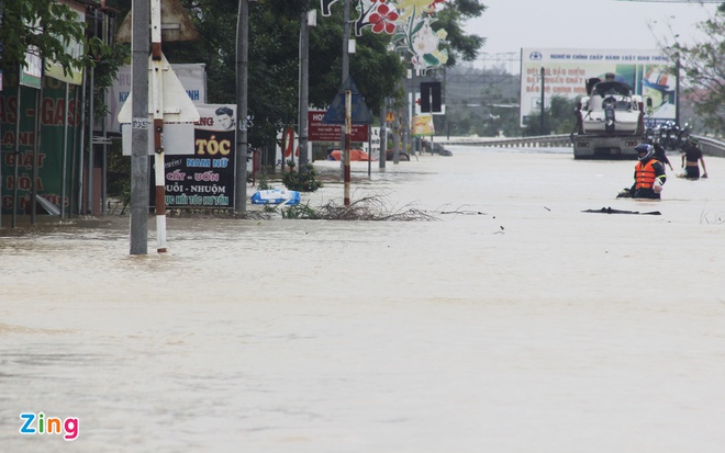 Mưa lũ đang diễn biến phức tạp, nhiều nơi bị ngập. Trong hình là nước lũ dâng nhanh khiến xã Tân Ninh, huyện Quảng Ninh, tỉnh Quảng Bình, bị ngập. Ảnh: Anh Thư.