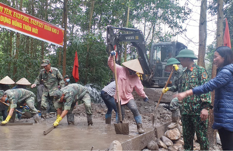 LLVT huyện Tiên Yên và Trung đoàn 43, Trung đoàn 42 giúp thôn Hồng Phong, xã Phong Dụ (Tiên Yên) đổ bê tông đường dân sinh. Ảnh: Văn Đảm (CTV)