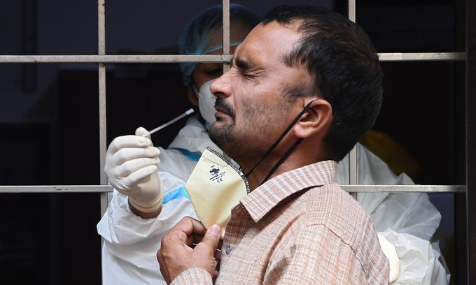 Xét nghiệm nCoV tại New Delhi, Ấn Độ, hôm 19/10. Ảnh: AFP.