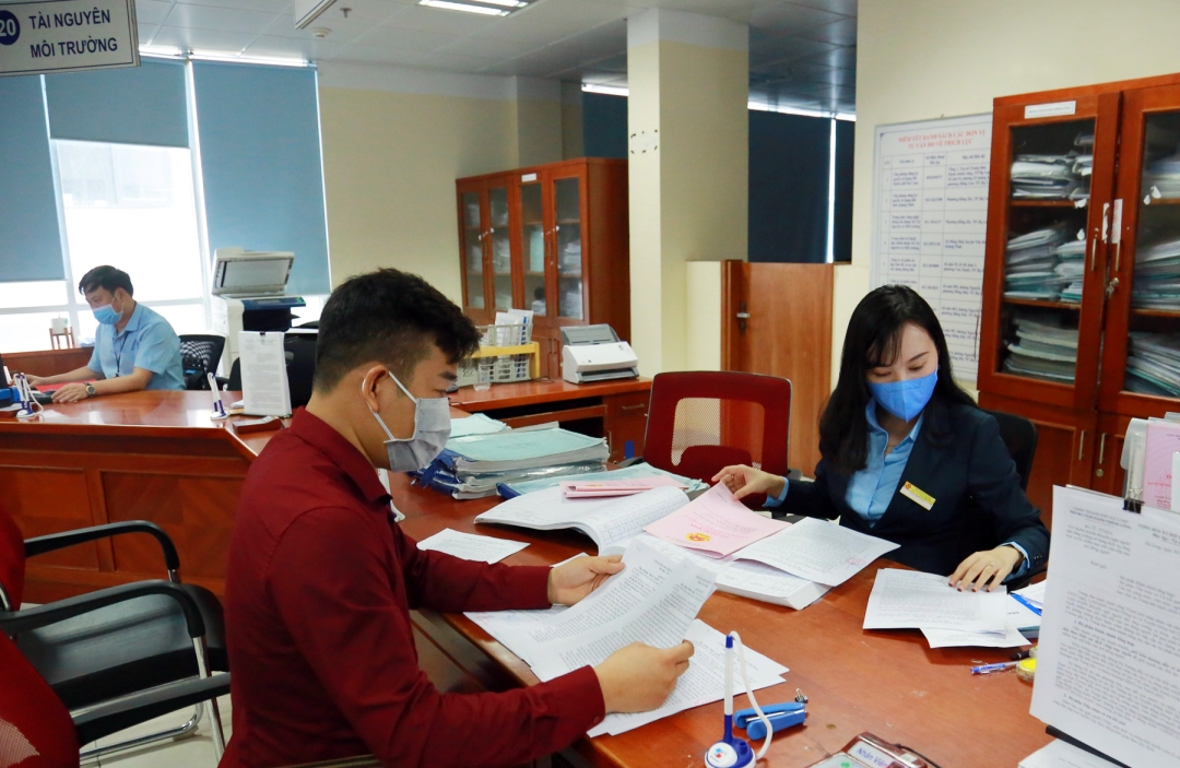  Cán bộ Trung tâm Hành chính công TP Hạ Long giải quyết thủ tục hành chính trong lĩnh vực đất đai cho người dân.