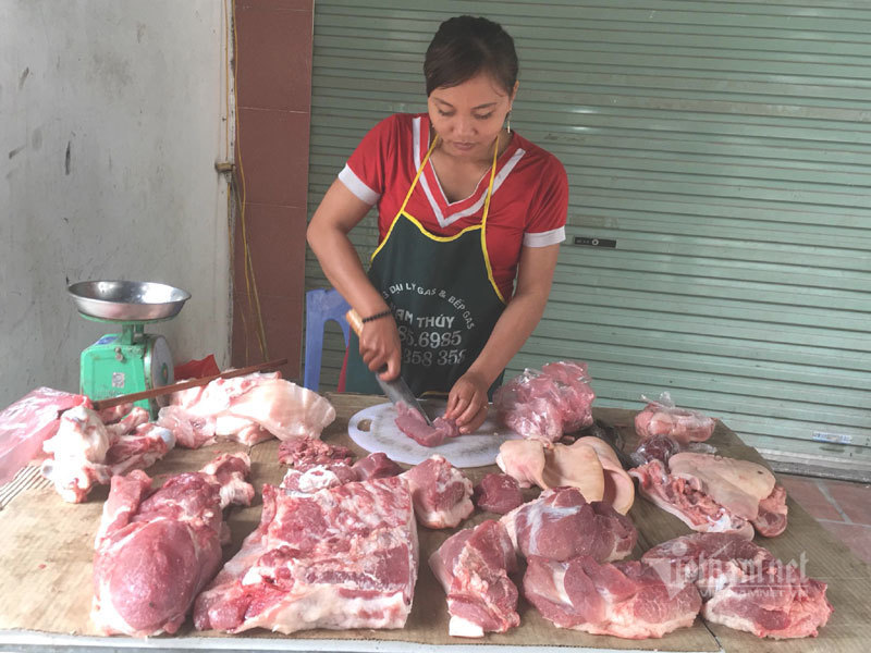 Sau khi cố thủ ở mức cao suốt một thời gian dài, giá thịt lợn tại chợ đã giảm mạnh (ảnh: Nhật Thanh)