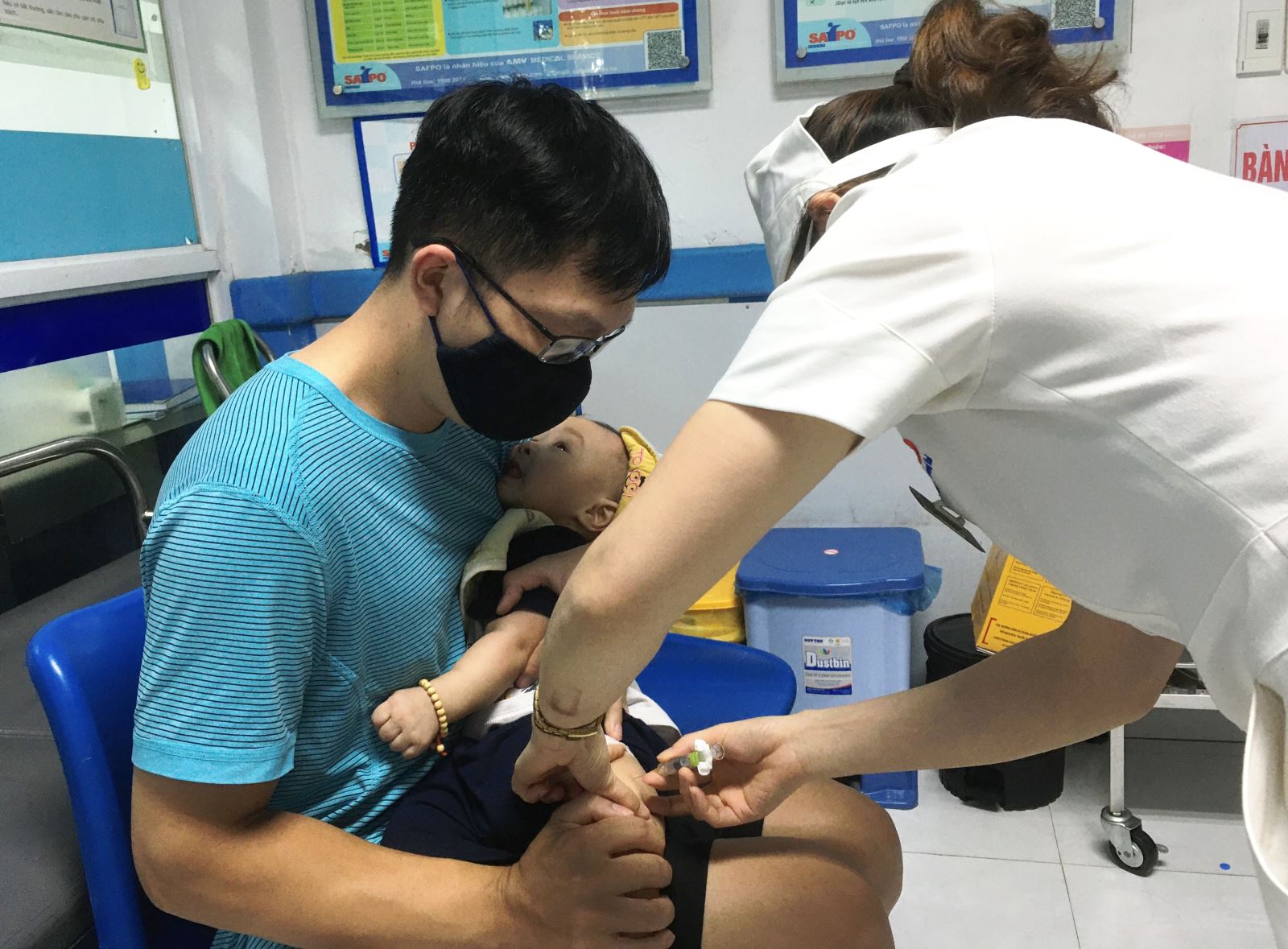 Tiêm vắc xin cho trẻ tại Phòng tiêm safpo, Trung tâm Kiểm soát bệnh tật tỉnh. Ảnh: Hải Ninh (CTV)
