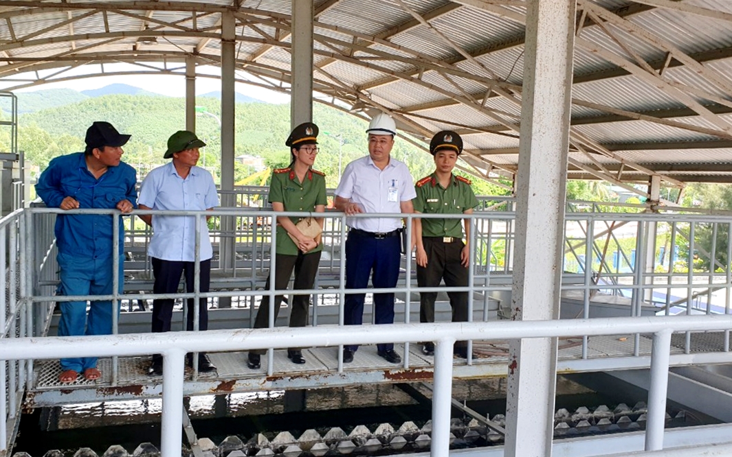 Kiểm tra hệ thống lọc nước của Công ty CP Nước sạch Quảng Ninh.