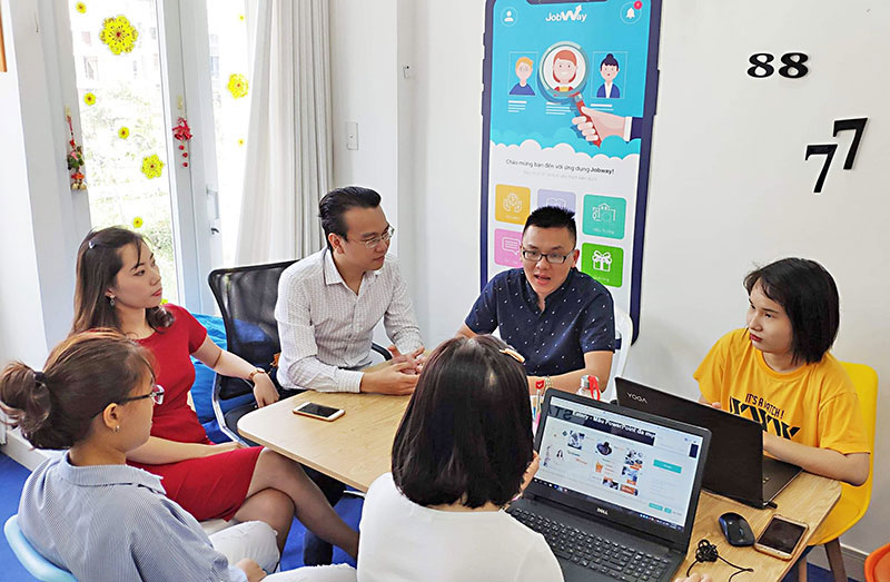 TS Đào Lê Hòa An (áo trắng kẻ sọc trong ảnh) cùng các cộng sự lên kế hoạch phát triển ứng dụng JobWay.