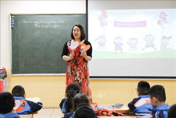  Cô giáo Đặng Hoàng Hà, giáo viên Trường Tiểu học Giáp Bát (quận Hoàng Mai, Hà Nội) trong một giờ hoạt động trải nghiệm. Ảnh: Thanh Tùng/TTXVN