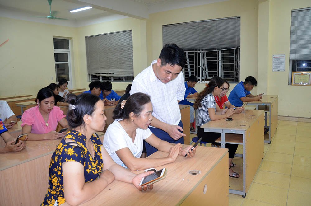 Lớp hướng dẫn tự học và rèn luyện tiếng Anh qua các phần mềm ứng dụng miễn phí trên mạng Internet do TTHTCĐ xã Lê Lợi, TP Hạ Long tổ chức.