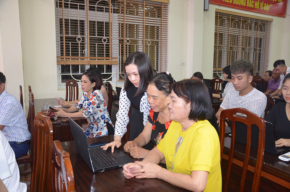 Lớp bồi dưỡng tin học cơ bản cho người dân do TTHTCĐ phường Hoành Bồ, TP Hạ Long tổ chức.