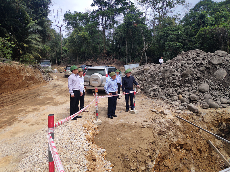  đồng chí Ngô Hoàng Ngân kiểm tra tiến độ dự án đường tuần tra bảo vệ rừng và khu di tích đặc biệt quốc gia Yên Tử